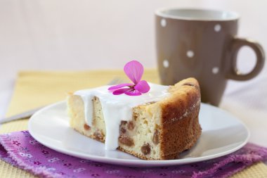 Tatlı süzme peynir puding kuru üzüm ve ekşi krema ile