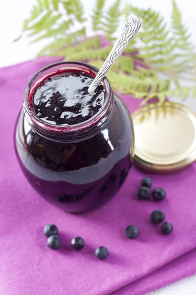 Fekete áfonya confiture egy üvegedénybe — Stock Fotó