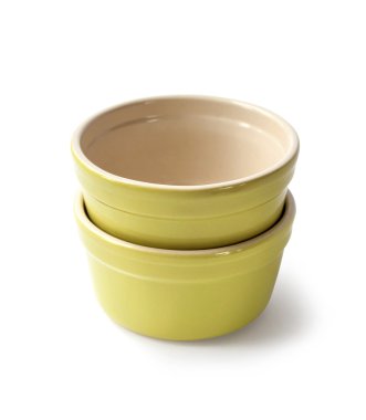 Kırpma yolu ile beyaz bir arka plan üzerinde yemek pişirmek için sırlı seramik kaplar