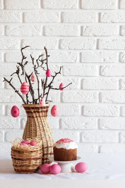 Composition Pâques Avec Branches Arbre Décorées Dans Vase Osier Œufs — Photo