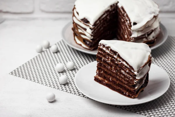 Zelfgemaakte Chocoladetaart Met Room Snijd Cake Een Bord — Stockfoto