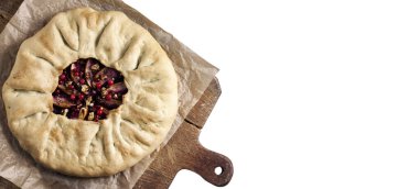 Elmalı ev yapımı galette turtası, yaşlı böğürtlen ve taşralı koyu arkaplanlı taze ahududu ile süslenmiş ceviz. Düz konum, üst görünüm, kopyalama alanı