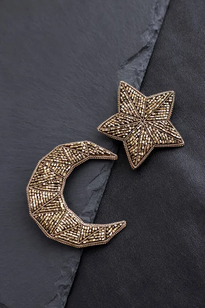 Grânulos Semente Broches Bordados Uma Forma Lua Estrela Fundo Preto — Fotografia de Stock