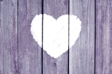 Kırık lavanta boyalı ve beyaz kalp şeklinde eski tahta arka plan. Sevgililer günü ve aşk konsepti