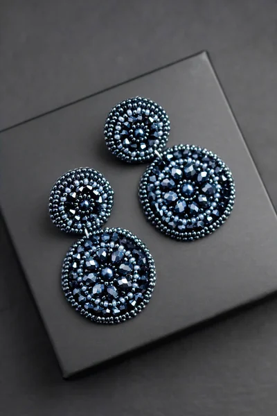 Deep Blue Seed Perlen Bestickte Statement Ohrringe Auf Schwarzem Hintergrund — Stockfoto