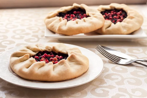 Sabroso Desayuno Galette Dulce Casera Con Bayas Saúco Fresas Plato —  Fotos de Stock