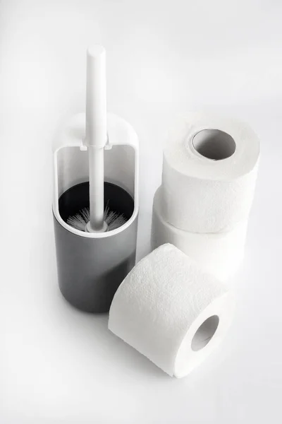 Weiße Und Graue Kunststoff Toilettenbürste Und Toilettenpapier Auf Weißem Hintergrund — Stockfoto