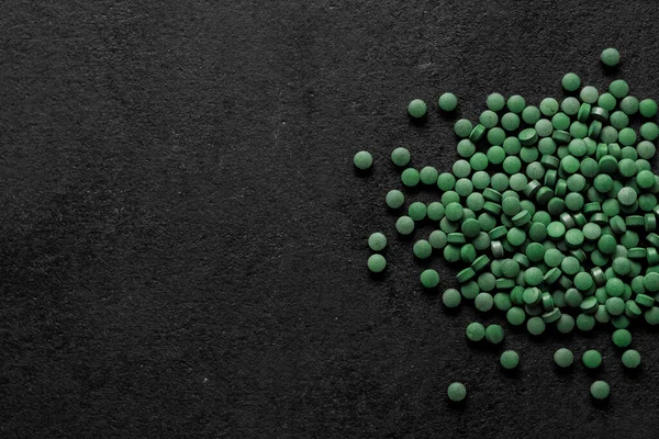 Spirulina Pillen Auf Schwarzem Hintergrund Grüne Tabletten Superfood Flache Lage — Stockfoto