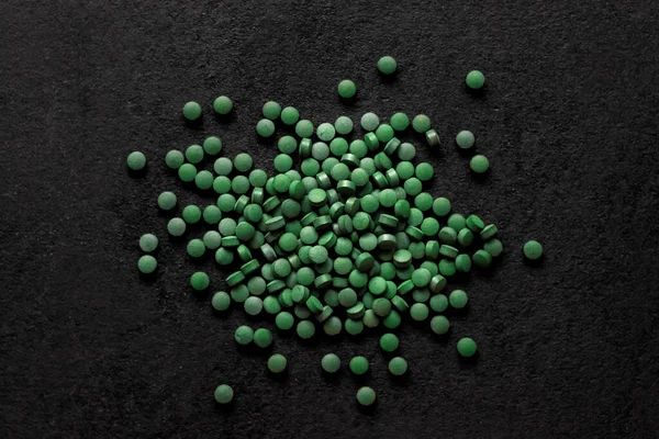 Spirulina Pillen Auf Schwarzem Hintergrund Grüne Tabletten Superfood Flache Lage — Stockfoto