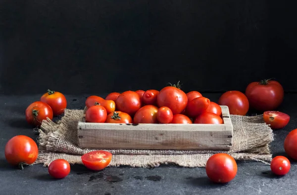Frische Rote Tomaten Holzkiste Auf Schwarzem Hintergrund Kopierraum — Stockfoto