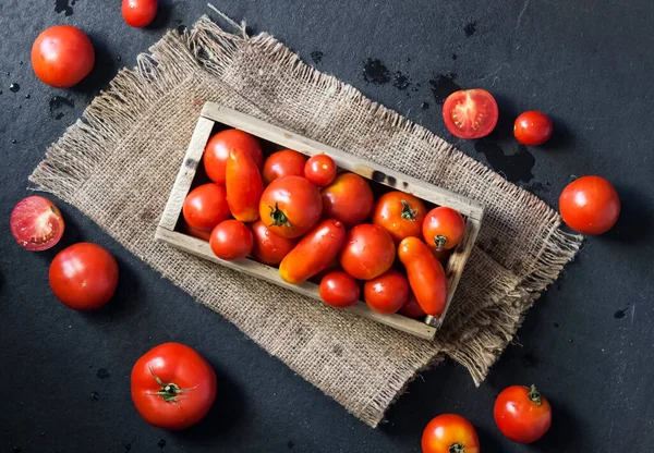 Fresh Red Tomatoes Wooden Box Black Background Flat Lay Top — Stock Photo, Image