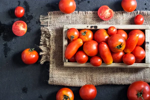 Fresh Red Tomatoes Wooden Box Black Background Flat Lay Top — Stock Photo, Image