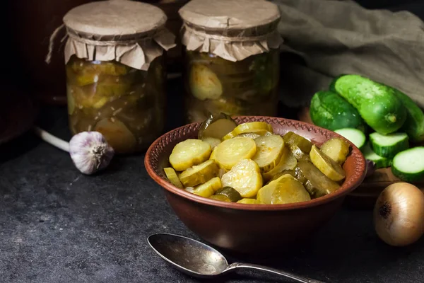 Ensalada Pepino Vinagre Tazón Frascos Sobre Fondo Negro —  Fotos de Stock