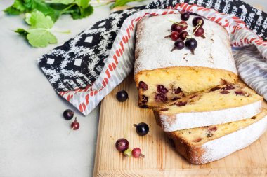 Tahta kesme tahtasının üzerinde jostaberry sünger keki
