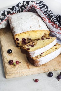 Tahta kesme tahtasının üzerinde jostaberry sünger keki