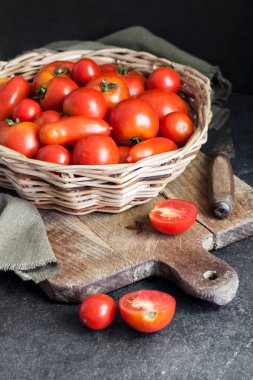 Siyah arka planda kırmızı domatesler.