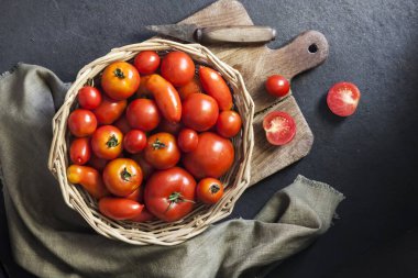 Siyah arka planda kırmızı domatesler. Düz yatış, üst görünüm