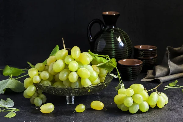 Raisins Frais Mûrs Avec Des Feuilles Dans Bol Fruits Bocal — Photo