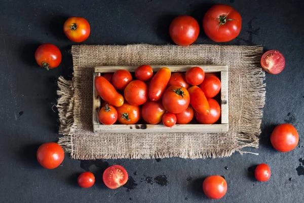 Fresh Red Tomatoes Wooden Box Black Background Flat Lay Top — Stock Photo, Image