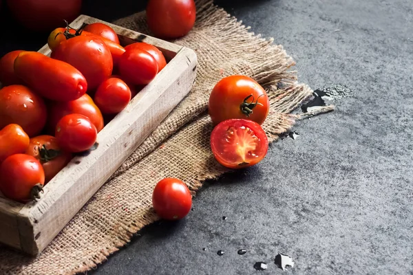 Fresh Red Tomatoes Wooden Box Black Background Copy Space — Stock Photo, Image