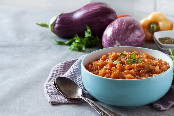 Auberginen Kaviar Blauer Schüssel Und Frischem Gemüse Hintergrund — Stockfoto