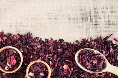 Amfibik çayı ile hasır kaplama arka plan. Tahta kaşık ve kuru amber yaprağı yapraklı küçük bardaklar. Düz konum, üst görünüm, kopyalama alanı