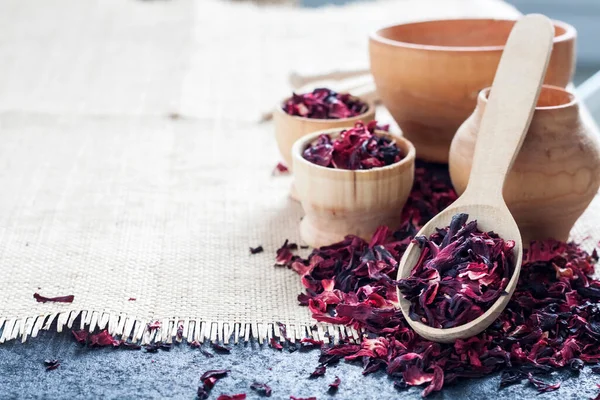 Tør Hibiscus Træske Små Kopper Bord Med Halmmåtte Kopier Plads - Stock-foto