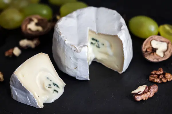 Brie Art Von Käse Weichkäse Mit Trauben Und Walnüssen Auf — Stockfoto