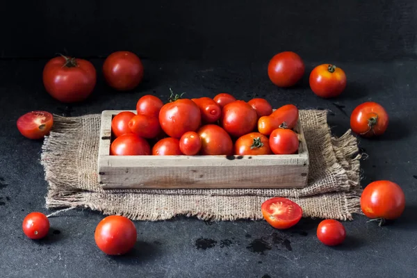 Fresh Red Tomatoes Wooden Box Black Background Flat Lay Top — Stock Photo, Image