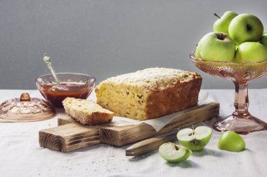 Elmalı ve hindistan cevizli kek ve elmalı bir vazo.