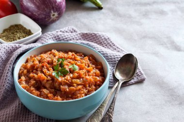 Mavi kasede patlıcan havyarı ve arka planda taze sebzeler. Boşluğu kopyala