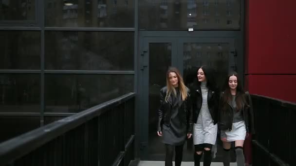 Tres hermosas mujeres caminando por la calle . — Vídeos de Stock