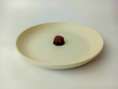 Tabakta çikolata, beyaz arka planda izole..