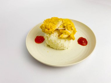 Kızarmış tavuklu fileto pilav ve sos yuvarlak tabakta servis edilir, beyaz arka planda izole edilir..