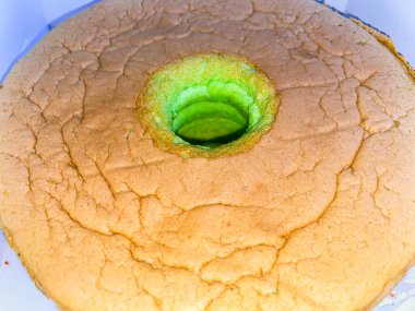 Pandan şifon pastası bitkisel yağ, yumurta, şeker, un, pandan, kabartma tozu ve tatlandırıcıdan yapılan çok hafif bir kektir..