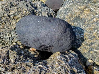 Güneşte eşsiz kayalar. Plaj rock arka planı.