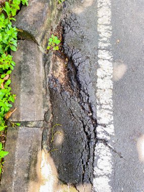 Yol kenarındaki asfalt zarar görmüş.