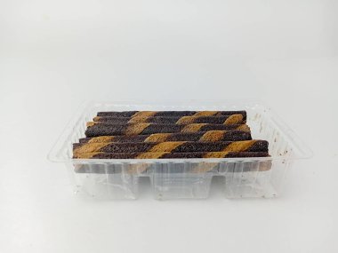 Plastik ambalajlı Astor çikolatası, izole edilmiş beyaz arka plan.