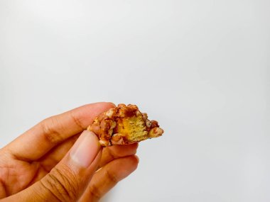 Beyaz arka planda izole edilmiş, kalın bir çikolata kremalı ve çıtır çıtır pilav ile el ele tutuşan gofret.