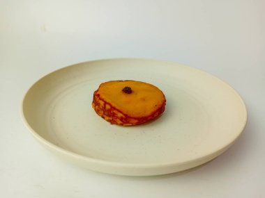 Kue Lumpur veya Mud kek, Hindistan cevizi sütü, patates, buğday unu ve yumurtadan yapılan bir aperatiftir..