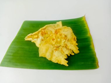 Rempeyek karidesi, geleneksel karidesli Java krakeri, düz bir şekilde kızartılmış. Muz yaprağında servis edilmiş, beyaz arka planda izole edilmiş..