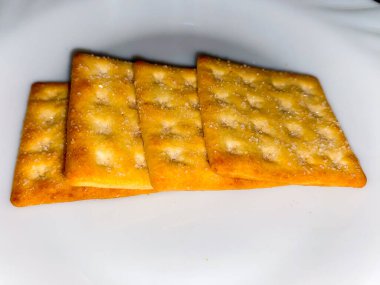 Şeker krakerleri ya da beyaz tabakta bisküviler.