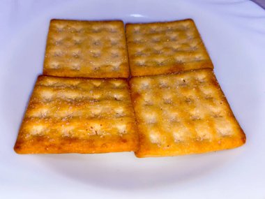 Şeker krakerleri ya da beyaz tabakta bisküviler.