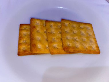 Şeker krakerleri ya da beyaz tabakta bisküviler.