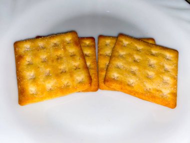 Şeker krakerleri ya da beyaz tabakta bisküviler.