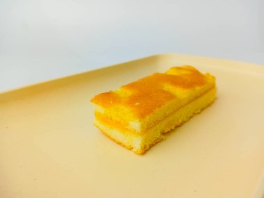 Kare tabakta Bolu Keju veya Cheesecake, beyaz arkaplanda izole..