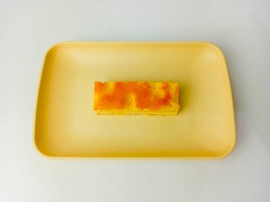 Kare tabakta Bolu Keju veya Cheesecake, beyaz arkaplanda izole..