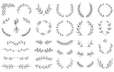 Her bir çelenk çeşitli yaprak ve yapraklarla, farklı stil ve düzenlemeler sergilenerek karmaşık bir şekilde tasarlanmıştır. Detaylı ve simetrikler. Uyumlu bir görünüm yaratıyorlar. Şey...