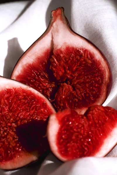 Figos Uma Fruta Saudável Cor Vermelha Macro Fundo Branco Sol — Fotografia de Stock