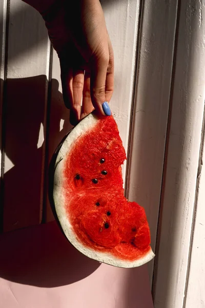 Wassermelonen Textur Rotlicht Beeren Vertikal Hält Ein Mädchen Eine Wassermelone — Stockfoto